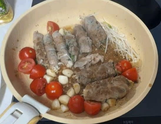 만들어둔 간장양념을 후라이팬에 부어 전체적으로 굴려가며 양념에 졸여주세요