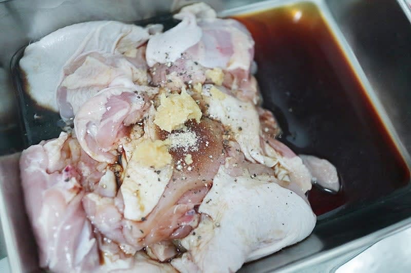 깨끗하게 씻어낸 닭다리살을 간장1T, 설탕 0.5T, 다진 마늘 0.5T 넣고 밑간을 해서 준비해준다.