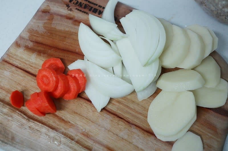 야채들도 먹기 좋게 썰어준다.
다 커도 당근은 좋아하지 않지만 맛내기 멋 내기용으로 필수로 넣어줘야 함!!