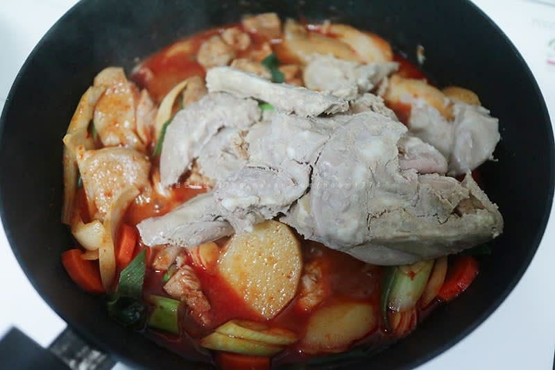 팔팔 끓은 닭다리살에 양파,대파, 곱창 투하!!
곱창이 한번 익은 거라서 그냥 넣어줬는데 너무 기름지거나 생곱창이라면 한번 데쳐서 넣어줘도 좋을 거 같다.