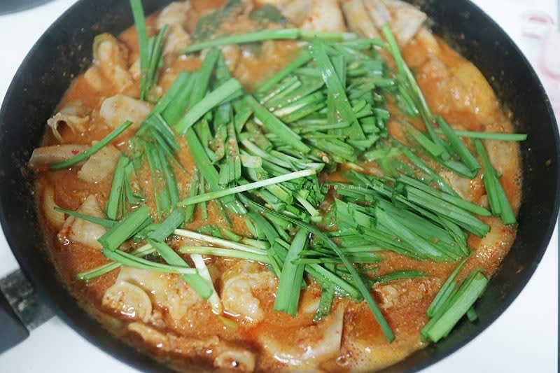 곱창을 너무 좋아해서 한 보따리 넣어줬더니 세상 기름지다.
마무리로 부추를 넣어주면 끝!!