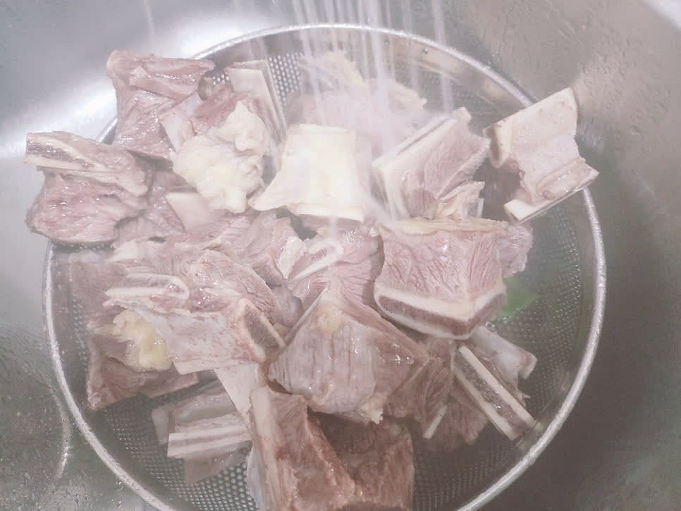 핏물을 제거한 갈비를 끓는 물에 10분 정도 데친 후 찬물에 헹궈 불순물과 지방을 제거해 주세요