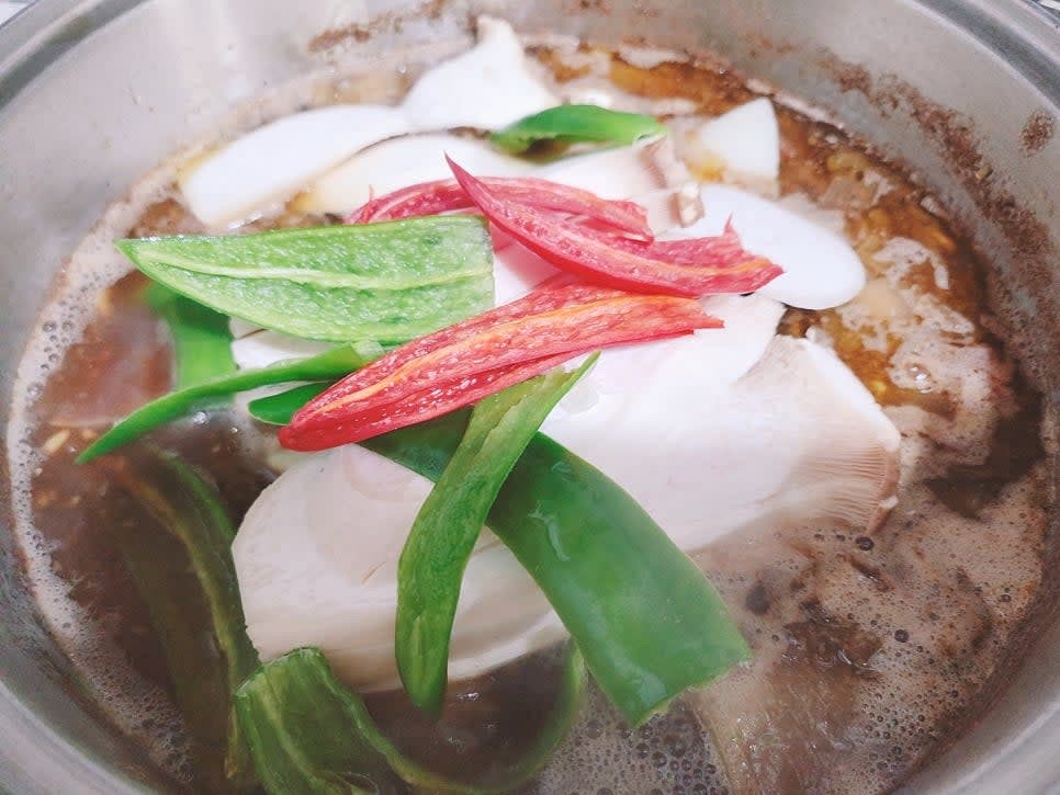 40분간 끓여준 후 나머지 야채 새송이버섯, 청양고추, 홍고추를 넣고 20분 정도 더 끓여 완성해 주세요