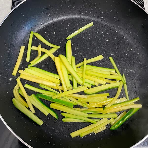 팬에 호박을 넣고 중약불에 참기름과 소금을 넣어 살짝 볶아줍니다.