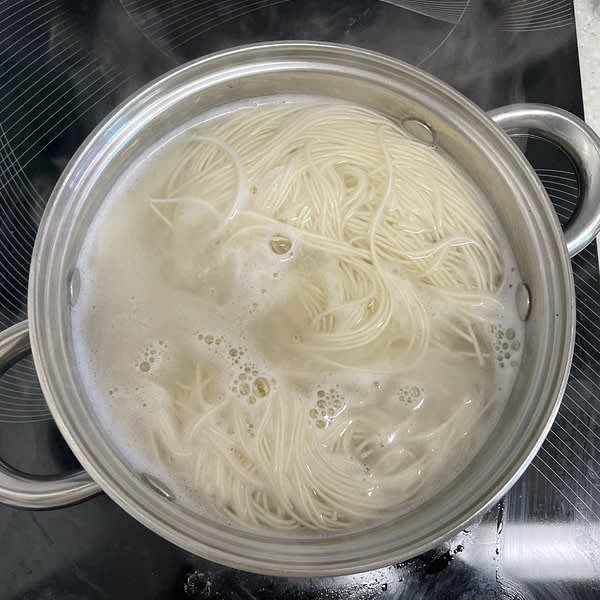 냄비에 물을 넣고 끓여준 뒤 소면을 넣고 물이 끓어오르면 찬물을 3~4번 정도 부어주면서 충분하게 익혀줍니다.