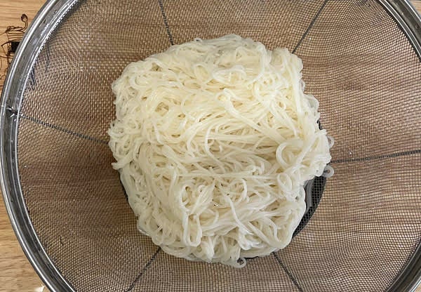 찬물로 여러 번 헹궈내 면발이 찰지게 만들어 줍니다. (국수를 삶으면서 식은 육수를 한번 더 끓여줍니다.)