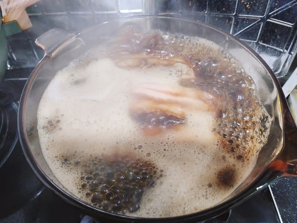 팔팔 끓어오르면 중약불로 줄이고 40분 정도 더 끓여 주세요