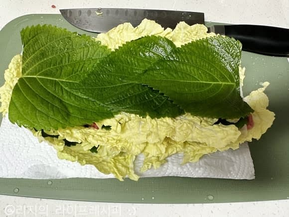배추 1장, 깻잎 2~3장, 고기 한줄, 다시 배추 깻잎 고기 순서대로 3~4번씩 깔아서 준비해주세요