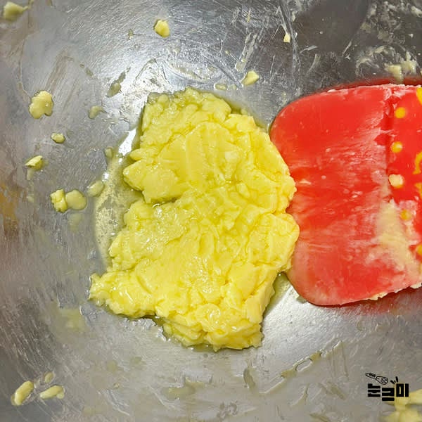 잘 풀어놓은 실온달걀물을 3~4번에 나누어 소량씩 넣고 잘 섞어줍니다.