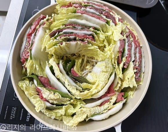 잘라둔 배추 고기를 겹겹이 옆으로 둘러가며 냄비에 담아주세요