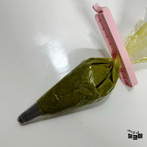 반죽을 별모양 깍지를 끼운 짤주머니에 넣어줍니다.