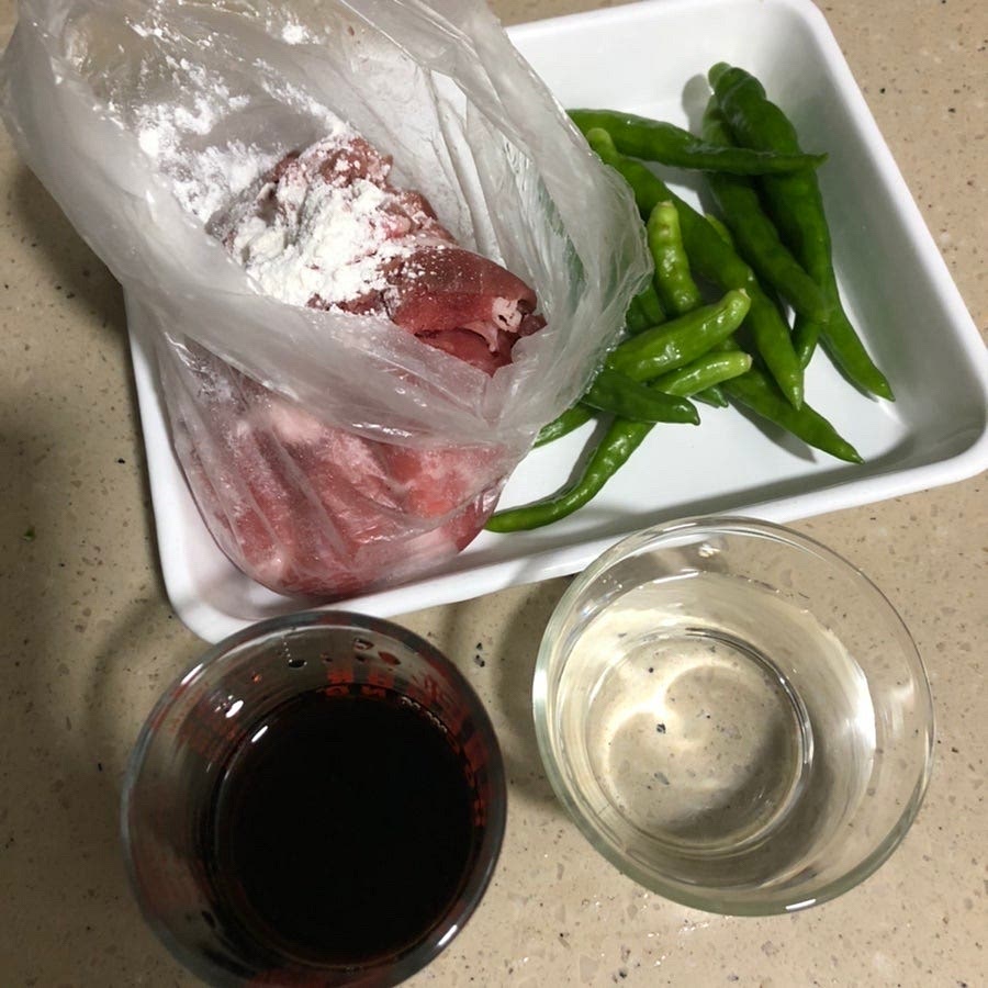 모든 재료를 준비해주세요.
* 꽈리고추는 꼭지를 다고 씻어서 준비해주세요.
* 소고기는 밀가루를 가볍게 무쳐서 준비해주세요.