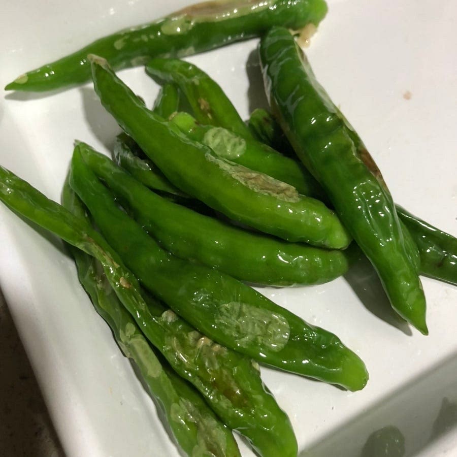 잘 구워진 꽈리고추는 후라이팬에서 빼주세요.