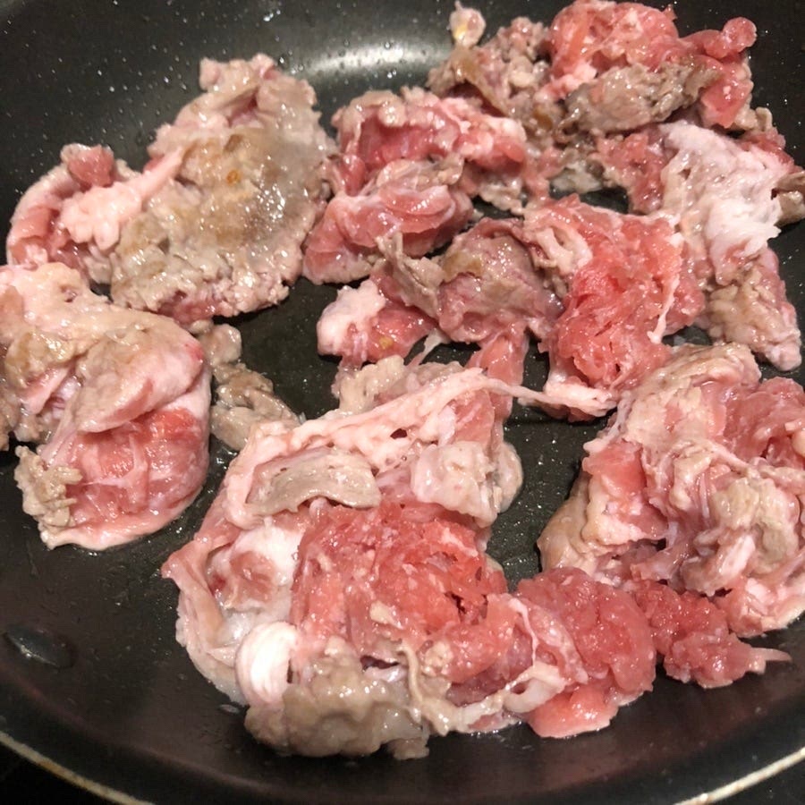 꽈리고추를 뺀 후라이팬에 밀가루 뭍힌 소고기를 겉만 살짝 구워주세요.