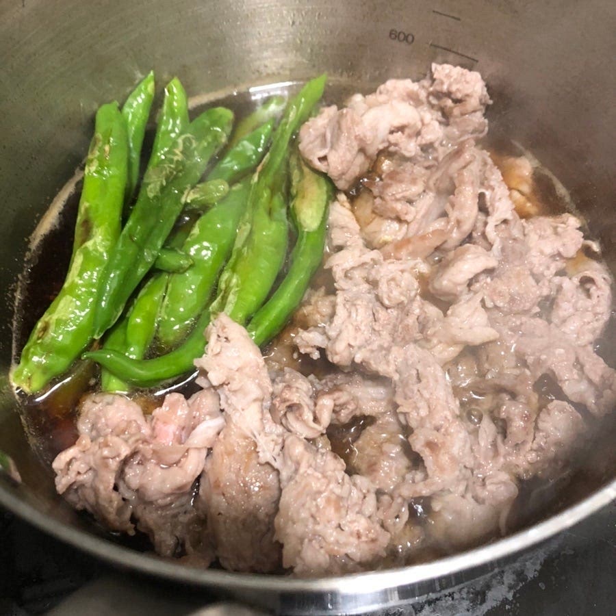 소스를 끓인 냄비에 구운 꽈리고추와 소고기를 넣고 7~8분 끓여주세요.