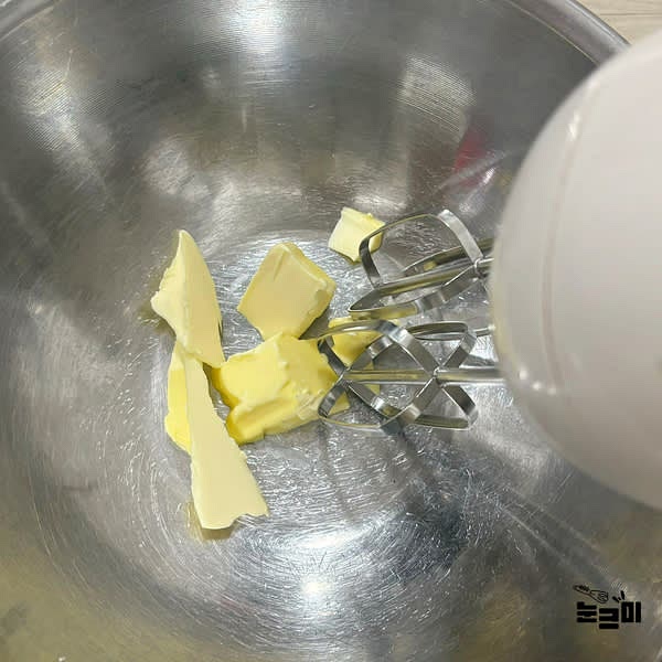 볼에 실온무염버터를 넣고 휘핑기로 마요네즈 느낌이 나도록 부드럽게 풀어줍니다.