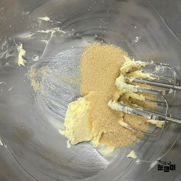 버터가 풀리면 황설탕을 넣고 설탕의 입자가 살짝 남아있도록 1분 정도 휘핑해 줍니다.