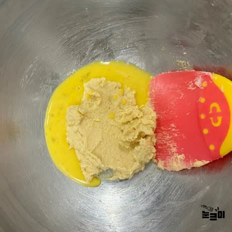실온달걀물을 넣고 휘핑해 준 뒤 바닐라익스트랙을 넣고 가볍게 섞어줍니다.