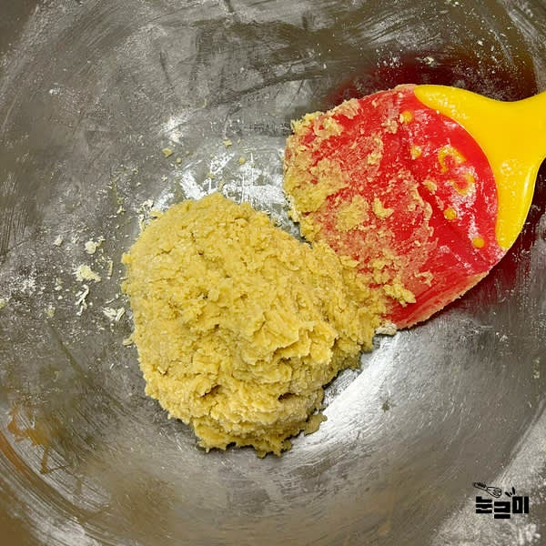 반죽이 질겨지지 않도록 가루가 보이지 않을 정도로만 섞어줍니다.
