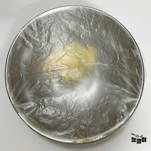 반죽을 랩이나 비닐을 씌운 뒤 냉장고에서 1시간 정도 휴지를 시켜줍니다.