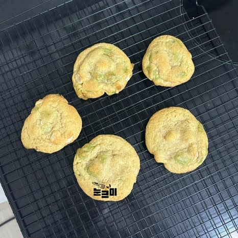 미리 예열한 170도의 오븐에서 12~14분 정도 구워줍니다. 다 구워지고나면 오븐팬에 넣은 채로 5분 정도 놔둔 뒤에 조심스레 떼어내고 식힘망에 올려 완전히 식혀줍니다.