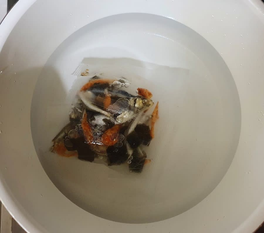 물 900ml를 냄비에 붓고 육수팩을 넣은 후 약 10분간 끓여주세요.
