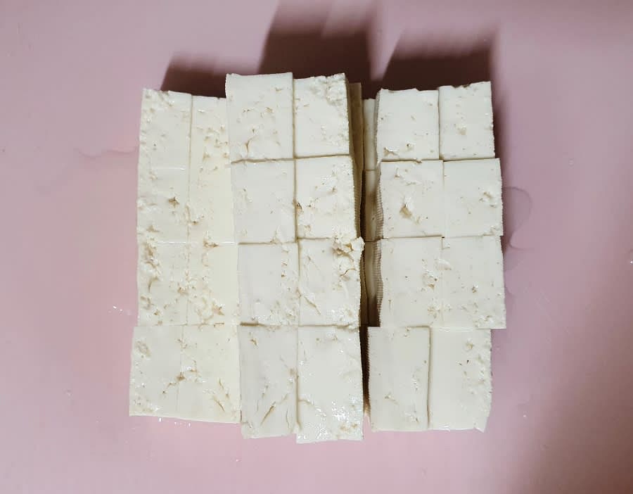 대파를 어슷썰기 해주고, 부두도 먹기 좋은 크기로 썰어주세요.