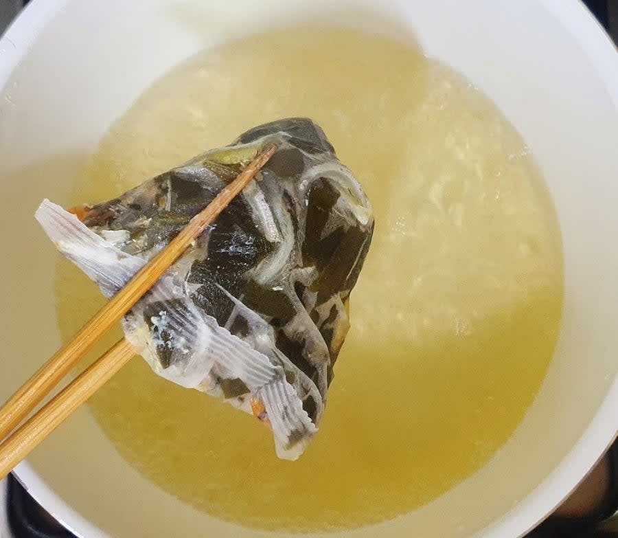 10분이 지나면 육수팩을 살짝 빼주세요.