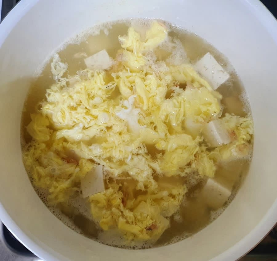 잘 우러난 육수에 썰어 놓은 두부를 모두 넣어주세요. 그리고 국물이 팔팔 끓으면 풀어 놓은 계란도 넣어줍니다. 계란은 바로 젓지 말고 살짝 익힌 후에 저어주세요. 그래야 지저분해지지 않아요.