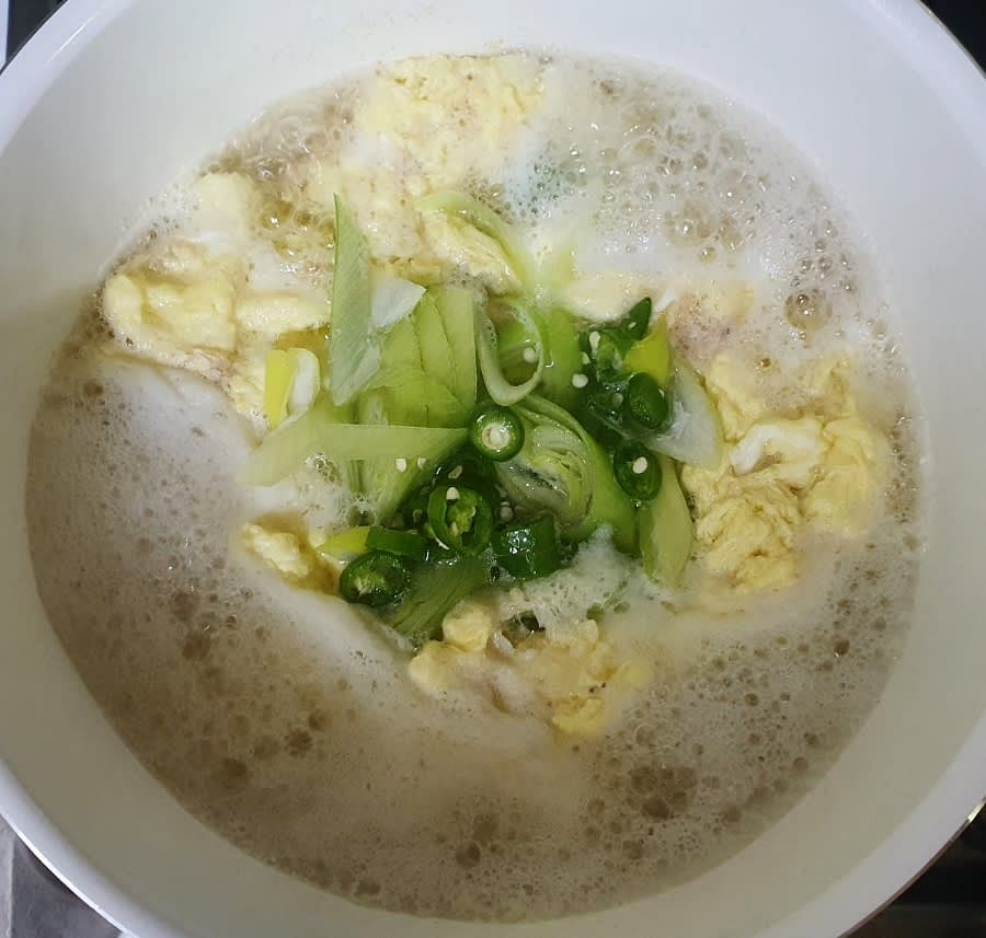 계란이 다 익으면 다진마늘 0.5T를 넣어주세요. 그리고 마지막으로 썰어 놓은 대파와 청양고추도 넣어주세요. 청양고추와 대파가 익을 때까지 약 1분 이상 기다려 주세요.
