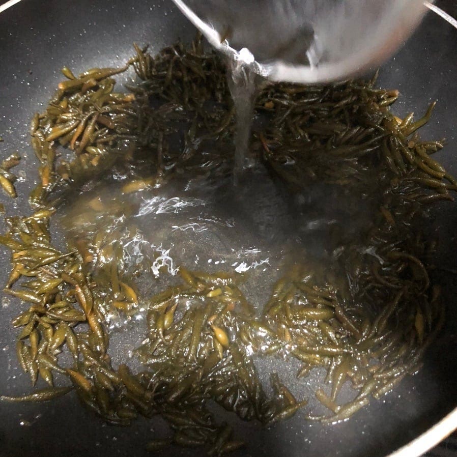 미림과 청주를 부어 알콜을 날리며 볶아주세요.