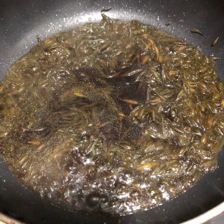 간장과 쯔유를 부어 졸이듯 볶아주세요.