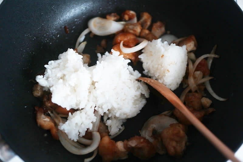 볶아놓은 치킨에 밥을 넣어서 잘 볶아준다.
볶아놓은 밥을 사진을 못 찍었는데 휘리릭 잘 볶아주고 참기름, 참깨를 넣고 마무리!!
