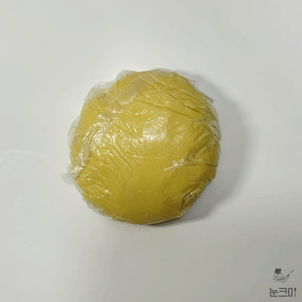 반죽을 한 덩어리로 만들어 비닐에 감싸 냉장실에 1시간 정도 넣고 휴지를 해줍니다.