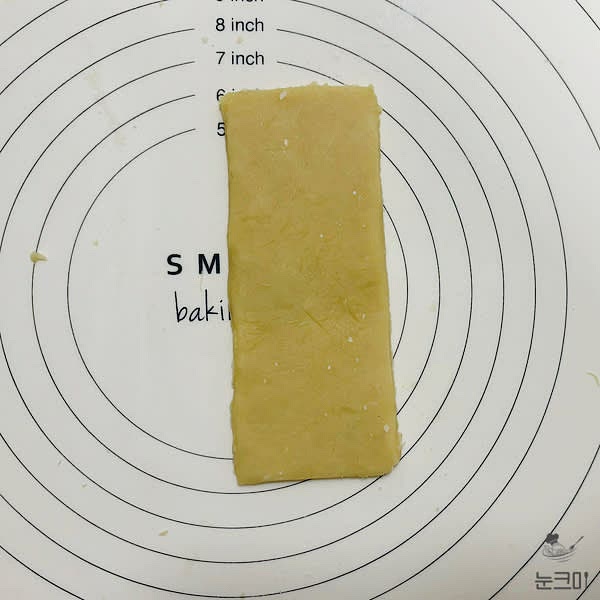 휴지가 끝난 반죽은 밀대로 0.7cm의 두께와 14cm 정도의 길이로 밀어준 뒤 긴 모양으로 컷팅해 줍니다.