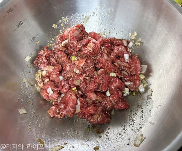 불고기용 소고기는 핏물을 제거해주고, 당면도 15분정도 찬물에 불려주세요. 소고기에는 불고기 양념재료를 넣어 잠시 재워주세요