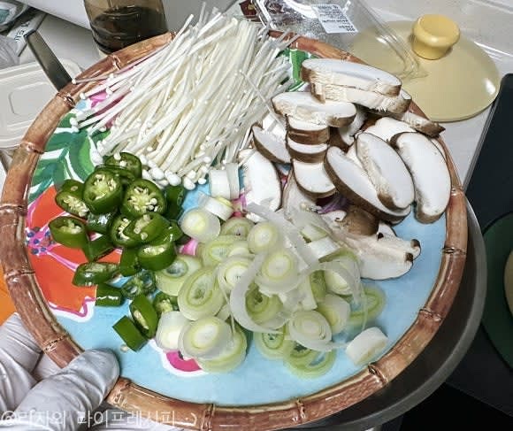불고기에 들어갈 재료들을 송송 썰어 준비해주세요
