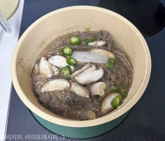 양념에 재워둔 소고기를 넣어 고기 겉면이 익을때까지 볶다가, 물을 붓고 다시마도 넣어 끓여주세요. 국물이 끓으면 대파와 표고버섯, 당면을 넣어주고 5분정도 끓여주세요