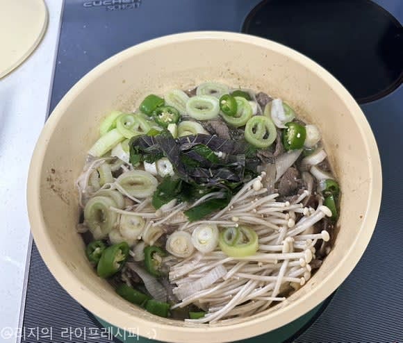 마무리로 대파와 팽이버섯, 청양고추, 깻잎도 넣고 한소끔 더 끓여주세요