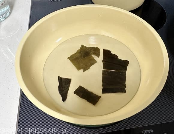 다시마를 끓는 물에 넣고 약 3분정도 우려내준 뒤 빼주세요