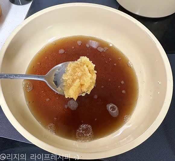 끓인 다시마물에 나머지 양념재료를 넣어 한소끔 끓여주세요