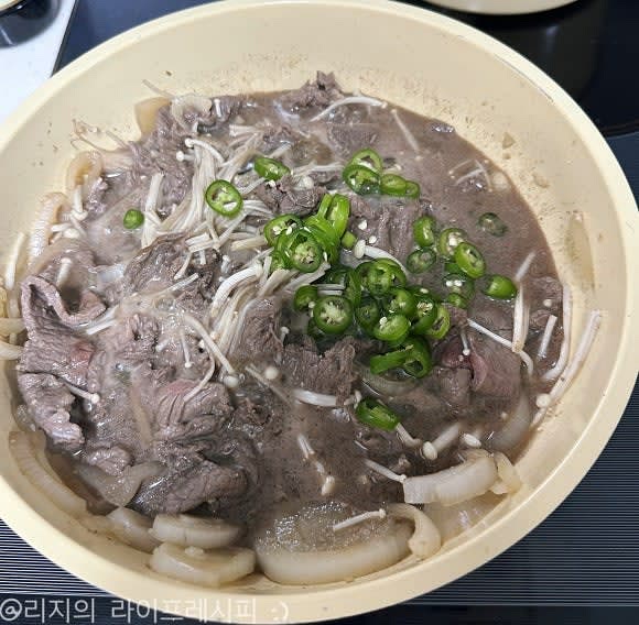 양파가 익으면 소고기와 팽이버섯도 넣고 2분정도 익혀주다가, 마무리로 청양고추도 넣고 휘리릭 섞어주며 익혀주세요