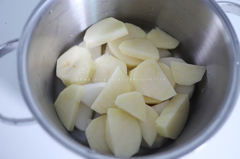먼저 무, 감자를 껍질을 까고 먹기 좋게 잘라준 뒤 냄비에 무를 깔고 감자를 올려준다.