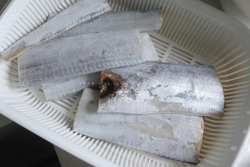 냉동에 있던 갈치는 실온에서 살짝 해동해준뒤 흐르는 물에 깨끗하게 세척해 주고 지느러미도 잘라 물기를 빼고 대기!!