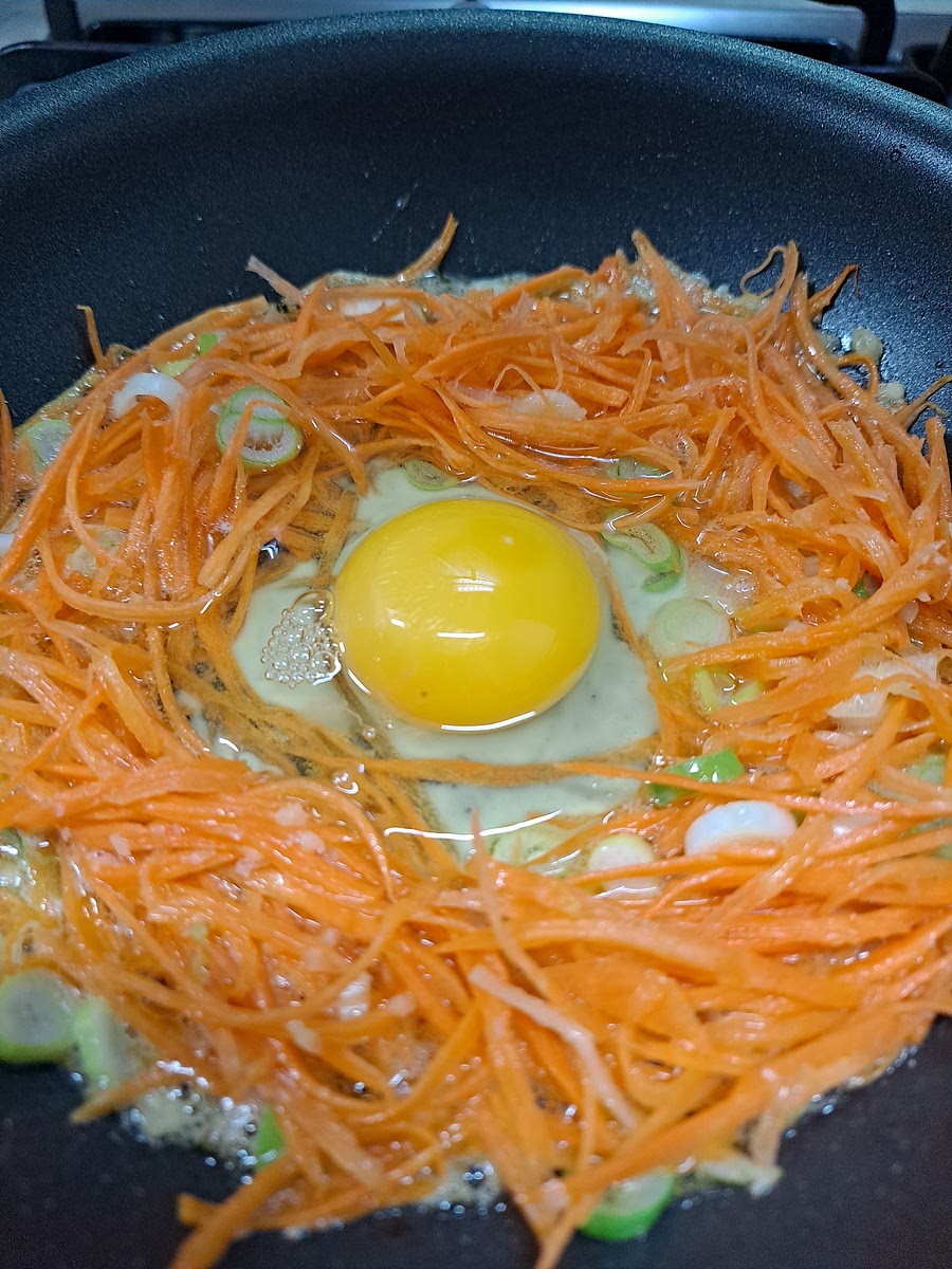 당근을 가장자리로, 중간에 계란을 넣고 잠시 뚜껑덮어 익혀주세요.