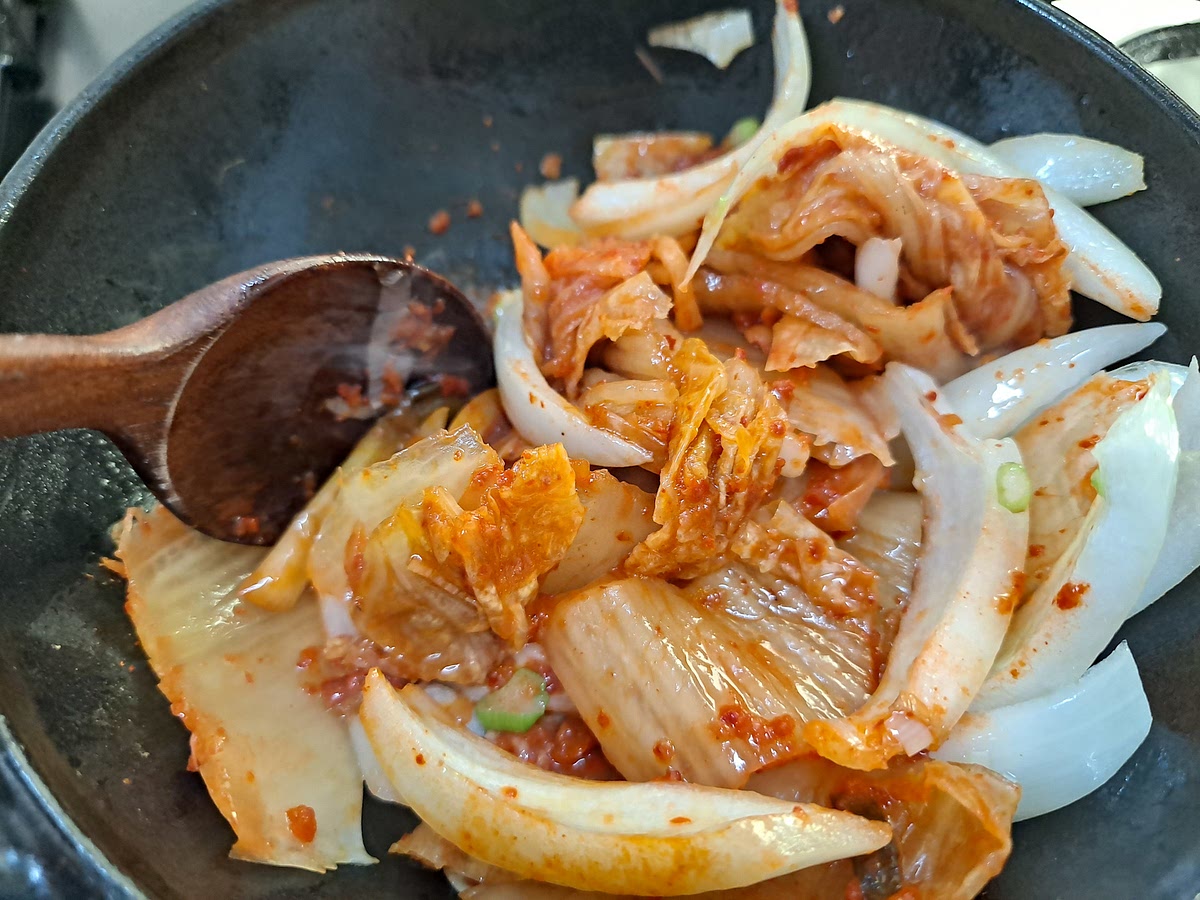 냄비에 오일소량,대파,양파넣고 가볍게 볶아 김치,설탕,굴소스 더해 고루 볶아주세요.