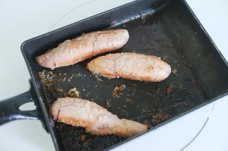 달궈진 팬에 버터 1T 넣고 명란알을 넣어 앞뒤 노릇노릇하게 구워준다.
