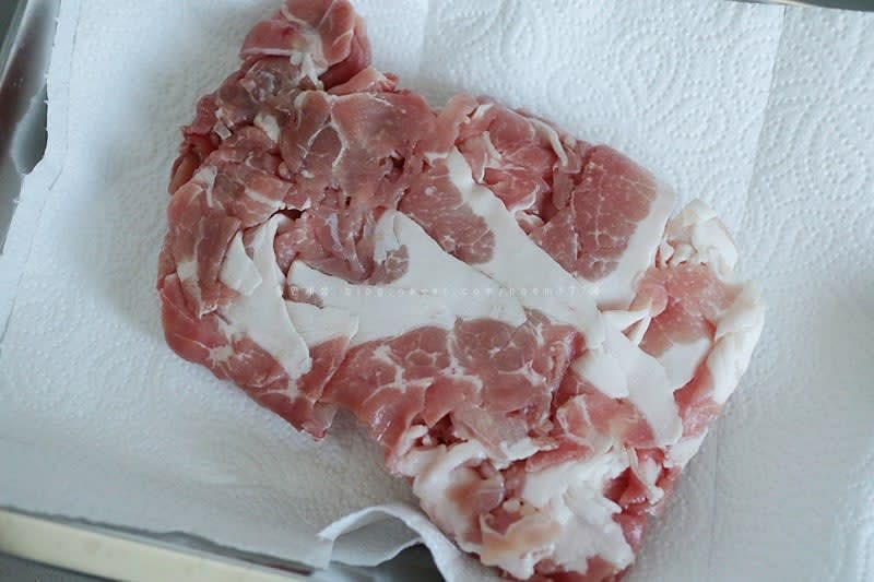 키친타올에 돼지고기 핏물을 제거해준다.