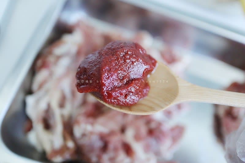 설탕 > 간장 > 고추장 순으로 설탕2,간장3, 고추장3 넣고 잘 버무려준다.