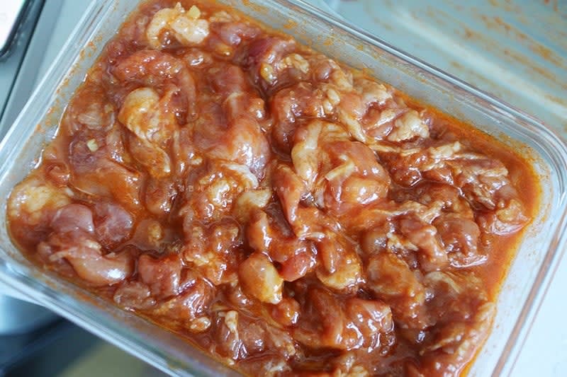 식초2T 넣어서 잘 섞어주면 양념은 끝!!
맛술대신 식초를 넣어서 보존기간을 연장해준다고 한다.